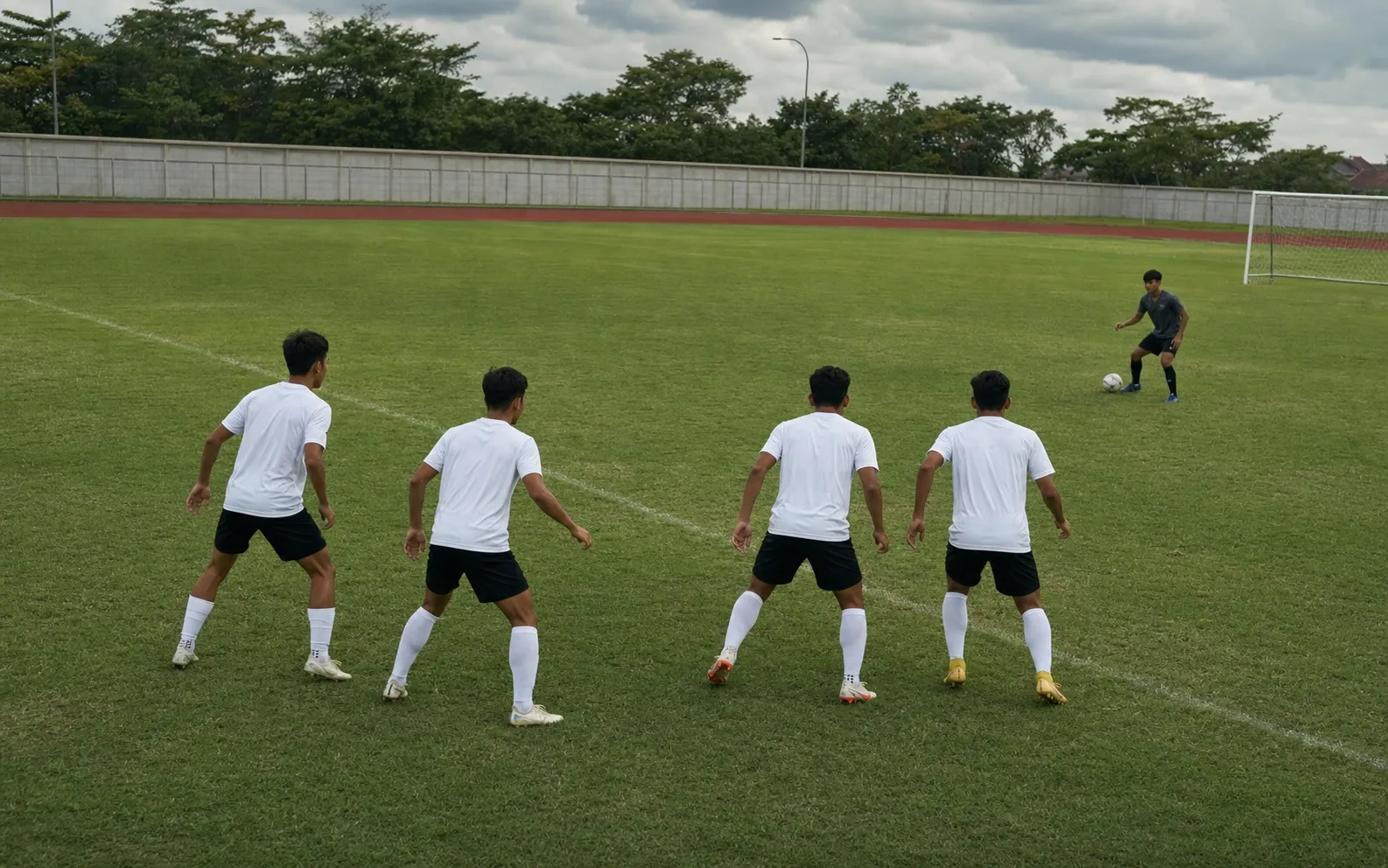 Empat bek melangkah maju serempak dalam latihan jebakan offside