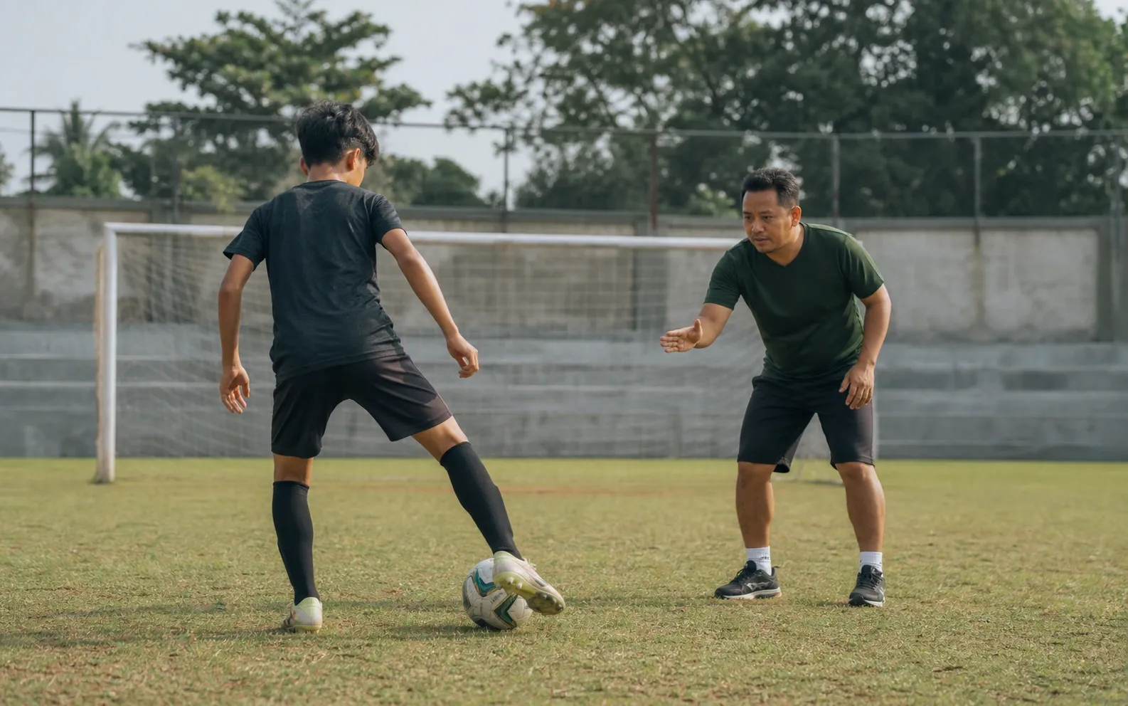 Penyerang berlatih menerima bola dengan punggung menghadap gawang