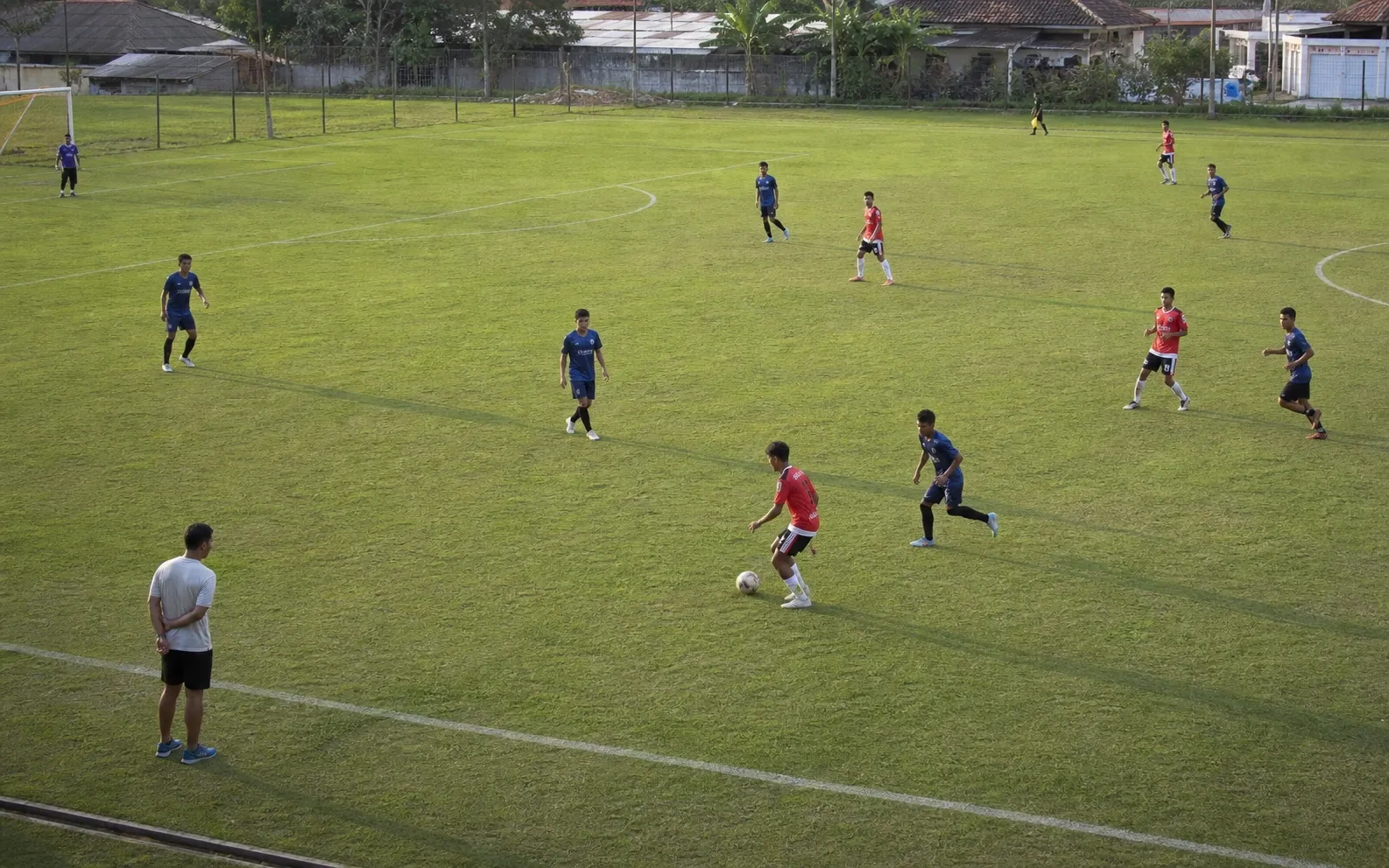 Tiga bek dan dua wing-back menempati pola 3-5-2 dalam sesi latihan